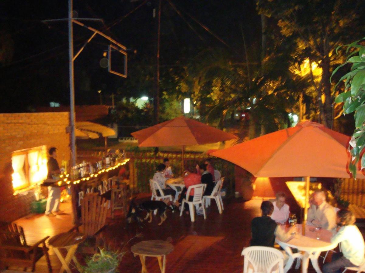 Residencial Uno Hostel Пуерто Игуасу Екстериор снимка