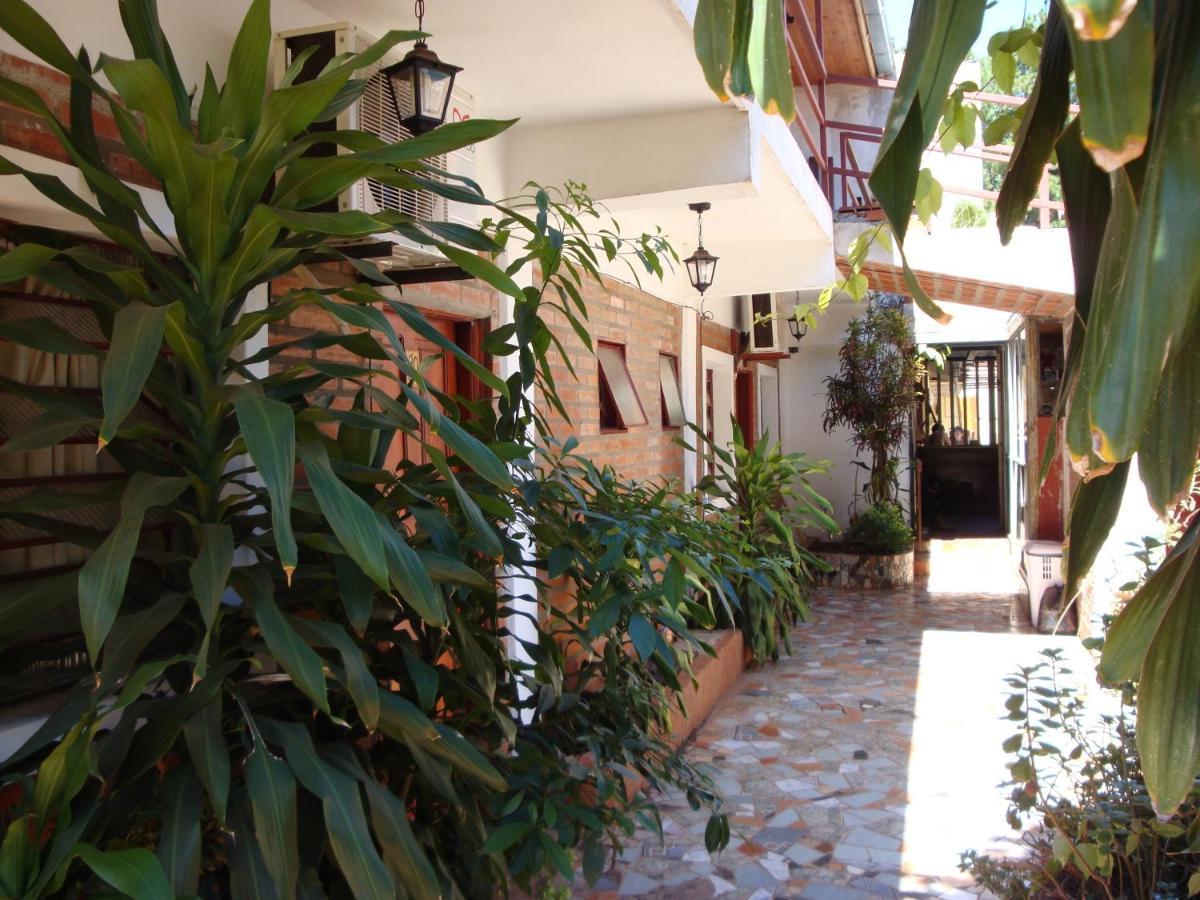Residencial Uno Hostel Пуерто Игуасу Екстериор снимка