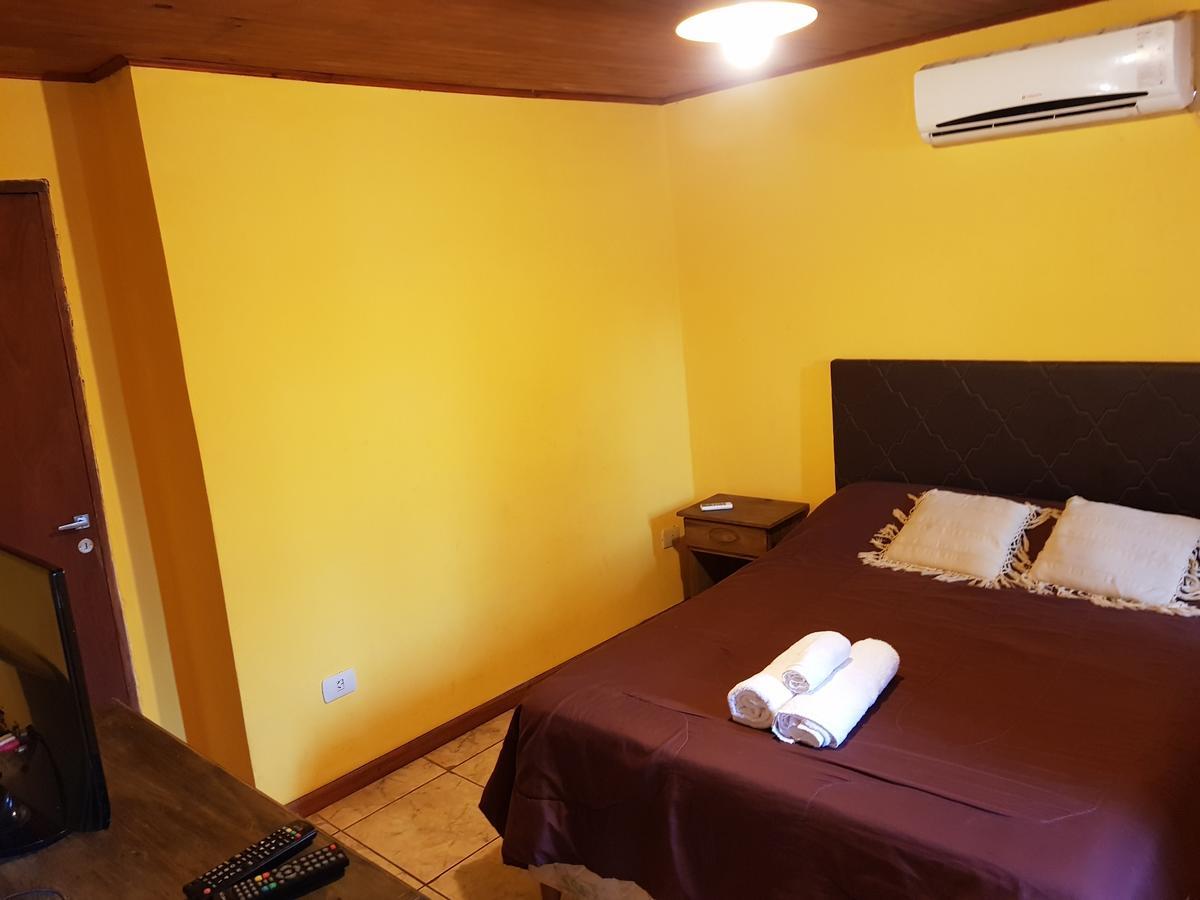 Residencial Uno Hostel Пуерто Игуасу Екстериор снимка