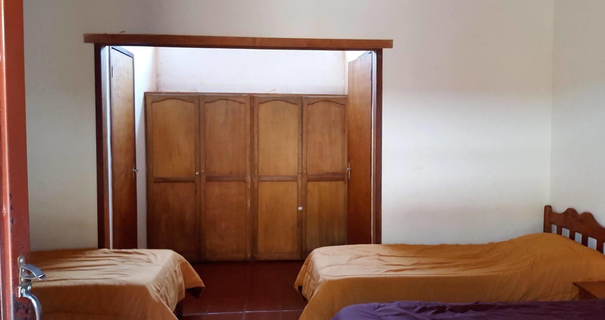 Residencial Uno Hostel Пуерто Игуасу Екстериор снимка