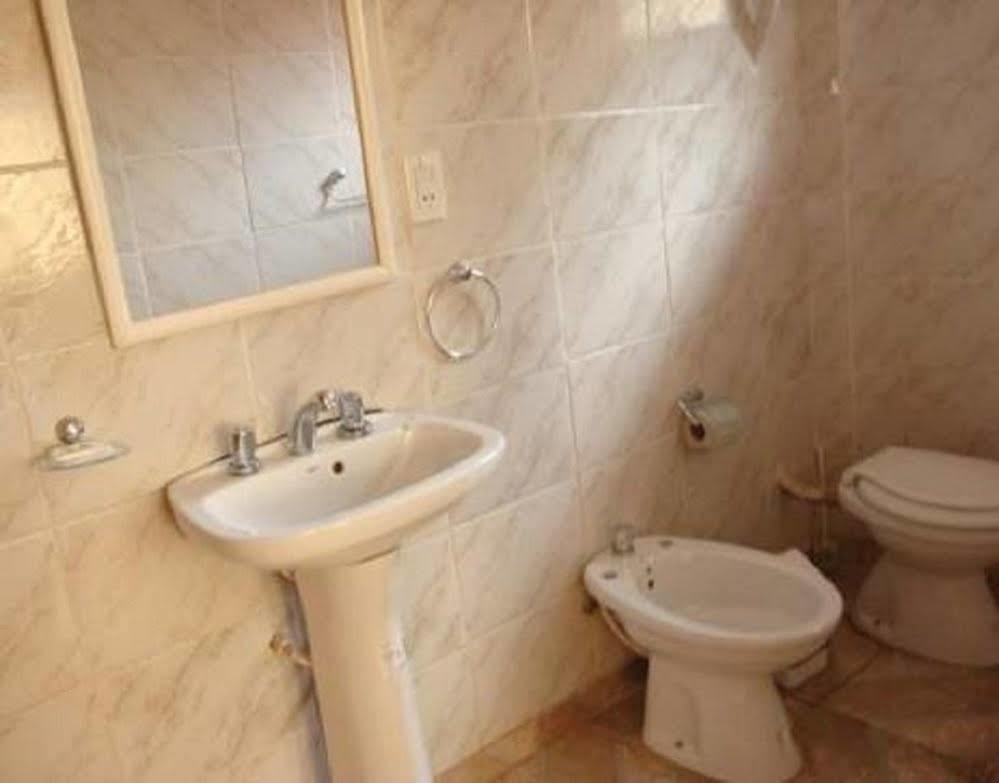 Residencial Uno Hostel Пуерто Игуасу Екстериор снимка