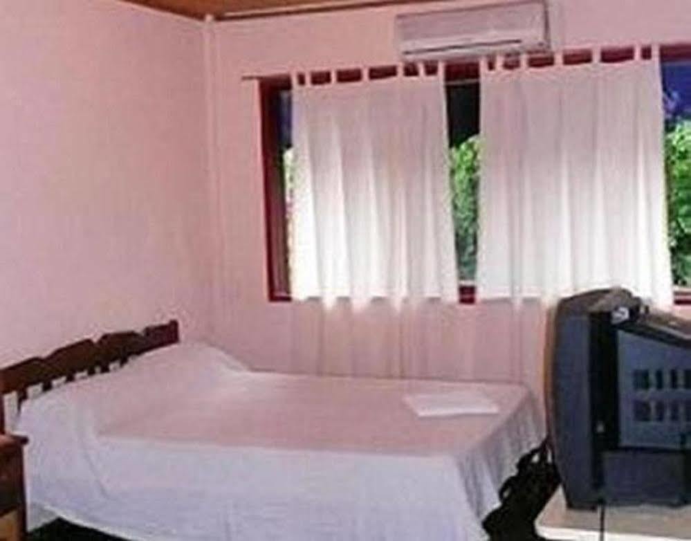 Residencial Uno Hostel Пуерто Игуасу Екстериор снимка